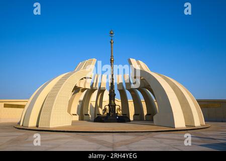 Ein Blick auf das moderne, kreisförmige Denkmal Pamyatnik Khanam, das verschiedenen alten kasachischen Führern, den Khanen, gewidmet ist. In Turkestan, Turkistan, Südkasachisch Stockfoto