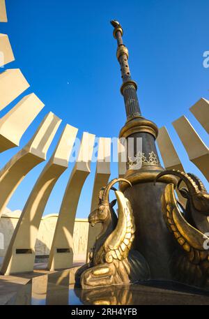 Ein Blick auf das moderne, kreisförmige Denkmal Pamyatnik Khanam, das verschiedenen alten kasachischen Führern, den Khanen, gewidmet ist. In Turkestan, Turkistan, Südkasachisch Stockfoto