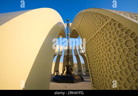Ein Blick auf das moderne, kreisförmige Denkmal Pamyatnik Khanam, das verschiedenen alten kasachischen Führern, den Khanen, gewidmet ist. In Turkestan, Turkistan, Südkasachisch Stockfoto