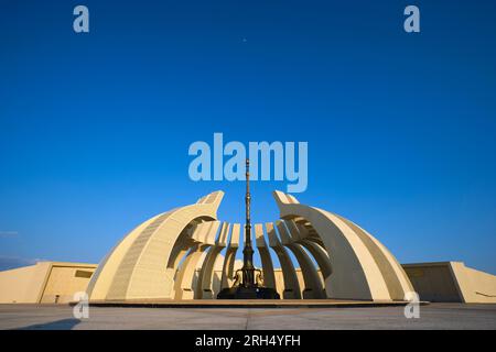 Ein Blick auf das moderne, kreisförmige Denkmal Pamyatnik Khanam, das verschiedenen alten kasachischen Führern, den Khanen, gewidmet ist. In Turkestan, Turkistan, Südkasachisch Stockfoto