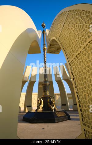 Ein Blick auf das moderne, kreisförmige Denkmal Pamyatnik Khanam, das verschiedenen alten kasachischen Führern, den Khanen, gewidmet ist. In Turkestan, Turkistan, Südkasachisch Stockfoto