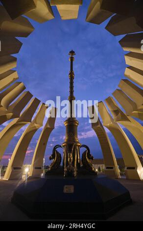 Ein Nachtsicht auf das moderne, kreisförmige Denkmal Pamyatnik Khanam, das verschiedenen alten kasachischen Führern, den Khanen, gewidmet ist. In Turkestan, Turkistan, Süden Stockfoto