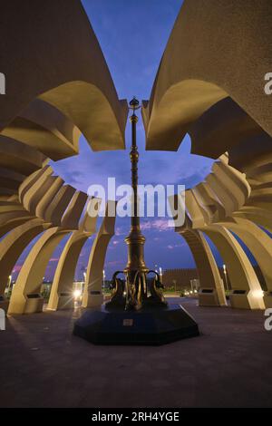 Ein Nachtsicht auf das moderne, kreisförmige Denkmal Pamyatnik Khanam, das verschiedenen alten kasachischen Führern, den Khanen, gewidmet ist. In Turkestan, Turkistan, Süden Stockfoto