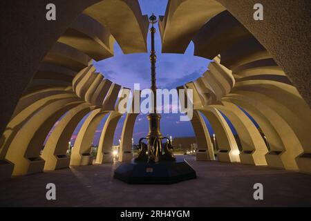 Ein Nachtsicht auf das moderne, kreisförmige Denkmal Pamyatnik Khanam, das verschiedenen alten kasachischen Führern, den Khanen, gewidmet ist. In Turkestan, Turkistan, Süden Stockfoto