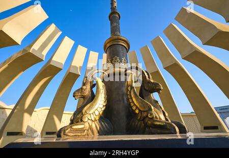Ein Blick auf das moderne, kreisförmige Denkmal Pamyatnik Khanam, das verschiedenen alten kasachischen Führern, den Khanen, gewidmet ist. In Turkestan, Turkistan, Südkasachisch Stockfoto