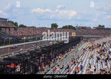 Indianapolis, Usa. 13. Aug. 2023. Die Zuschauer beobachten den Verizon 200 auf dem Brickyard auf dem Indianapolis Motor Speedway in Indianapolis von der Tribüne aus. Kredit: SOPA Images Limited/Alamy Live News Stockfoto