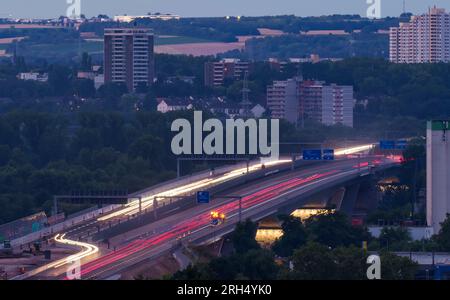 Wiesbaden, Deutschland. 14. Aug. 2023. Der Verkehr verläuft über die Schiersteiner-Brücke, eine sechsspurige Doppelbrücke zwischen den Hauptstädten Hessen und Rheinland-Pfalz. Die Schiersteiner-Brücke wurde schließlich in den frühen Morgenstunden für den Fahrzeugverkehr geöffnet. Kredit: Andreas Arnold/dpa/Alamy Live News Stockfoto