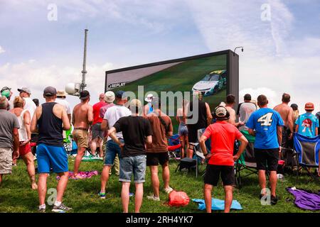 Indianapolis, Usa. 13. Aug. 2023. Die Zuschauer beobachten während des Verizon 200 auf dem Brickyard auf dem Indianapolis Motor Speedway in Indianapolis abwechselnd über Hügel. Kredit: SOPA Images Limited/Alamy Live News Stockfoto