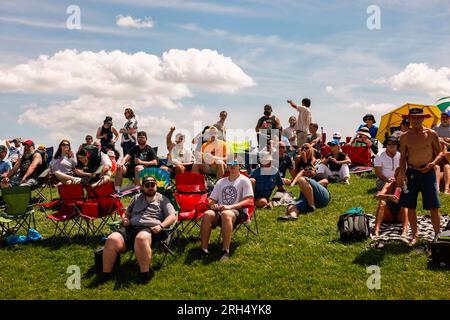 Indianapolis, Usa. 13. Aug. 2023. Die Zuschauer beobachten während des Verizon 200 auf dem Brickyard auf dem Indianapolis Motor Speedway in Indianapolis abwechselnd über Hügel. Kredit: SOPA Images Limited/Alamy Live News Stockfoto