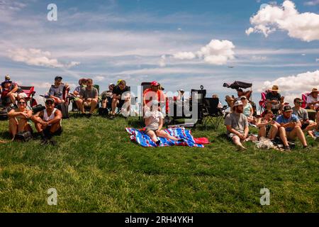 Indianapolis, Usa. 13. Aug. 2023. Die Zuschauer beobachten während des Verizon 200 auf dem Brickyard auf dem Indianapolis Motor Speedway in Indianapolis abwechselnd über Hügel. Kredit: SOPA Images Limited/Alamy Live News Stockfoto