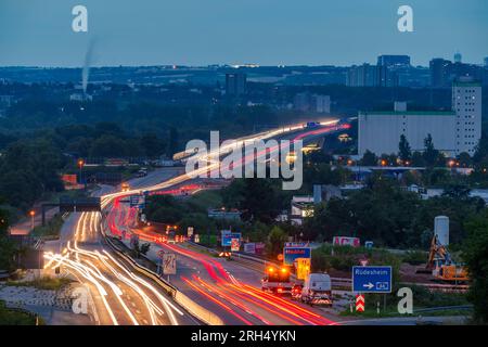 Wiesbaden, Deutschland. 14. Aug. 2023. Der Verkehr verläuft über die Schiersteiner-Brücke, eine sechsspurige Doppelbrücke zwischen den Hauptstädten Hessen und Rheinland-Pfalz. Die Schiersteiner-Brücke wurde schließlich in den frühen Morgenstunden für den Fahrzeugverkehr geöffnet. Kredit: Andreas Arnold/dpa/Alamy Live News Stockfoto