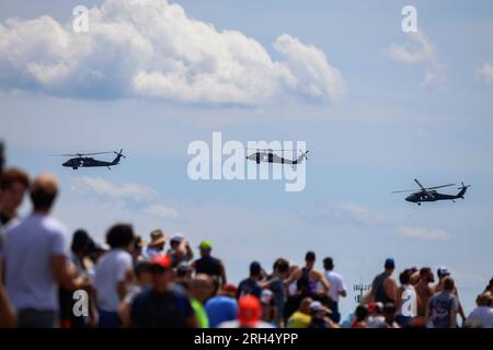 Indianapolis, Usa. 13. Aug. 2023. Blackhawk Hubschrauber fliegen während der Nationalhymne vor dem Verizon 200 NASCAR-Rennen am Brickyard auf dem Indianapolis Motor Speedway in Indianapolis. (Foto: Jeremy Hogan/SOPA Images/Sipa USA) Guthaben: SIPA USA/Alamy Live News Stockfoto