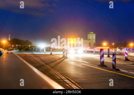 Wiesbaden, Deutschland. 14. Aug. 2023. Ein Verkehrssicherheitsfahrzeug steht vor der letzten Öffnung für den Autoverkehr auf der Schiersteiner-Brücke zwischen Wiesbaden und Mainz. Die Schiersteiner-Brücke wurde schließlich in den frühen Morgenstunden für den Fahrzeugverkehr geöffnet. Kredit: Andreas Arnold/dpa/Alamy Live News Stockfoto