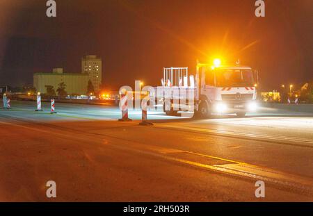 Wiesbaden, Deutschland. 14. Aug. 2023. Ein Verkehrssicherheitsfahrzeug steht vor der letzten Öffnung für den Autoverkehr auf der Schiersteiner-Brücke zwischen Wiesbaden und Mainz. Die Schiersteiner-Brücke wurde schließlich in den frühen Morgenstunden für den Fahrzeugverkehr geöffnet. Kredit: Andreas Arnold/dpa/Alamy Live News Stockfoto