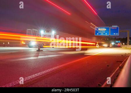 Wiesbaden, Deutschland. 14. Aug. 2023. Ein Lkw fährt an einem Verkehrssicherheitsfahrzeug vorbei, dessen Mitarbeiter endgültige Maßnahmen ergreifen, um die Schiersteinbrücke endlich zu öffnen. Die Schiersteinbrücke zwischen Wiesbaden und Mainz wurde in den frühen Morgenstunden endlich für den Fahrzeugverkehr geöffnet. Kredit: Andreas Arnold/dpa/Alamy Live News Stockfoto