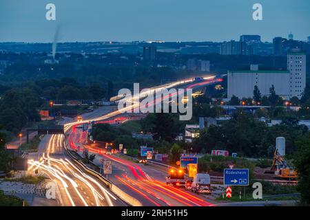 Wiesbaden, Deutschland. 14. Aug. 2023. Der Verkehr verläuft über die Schiersteiner-Brücke, eine sechsspurige Doppelbrücke zwischen den Hauptstädten Hessen und Rheinland-Pfalz. Die Schiersteiner-Brücke wurde schließlich in den frühen Morgenstunden für den Fahrzeugverkehr geöffnet. Kredit: Andreas Arnold/dpa/Alamy Live News Stockfoto