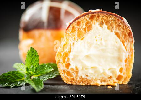 Delikate glutenfreie Choux-Teigkugel gefüllt mit bayerischer Patisserie-Creme. Stockfoto