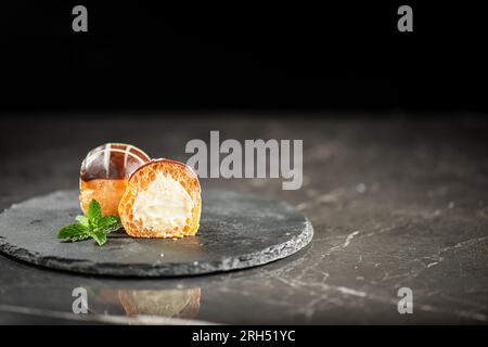 Delikate glutenfreie Choux-Teigkugel gefüllt mit bayerischer Patisserie-Creme. Stockfoto