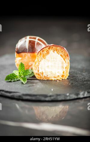 Delikate glutenfreie Choux-Teigkugel gefüllt mit bayerischer Patisserie-Creme. Stockfoto