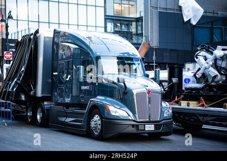 New York City, USA - 23. Juli 2023: Kenworth T680 Truck oder LKW, Eckansicht Stockfoto