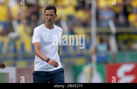 Leipzig, Deutschland. 13. Aug. 2023. Fußball: DFB Cup, Lok Leipzig - Eintracht Frankfurt, 1. Runde, Bruno Plache Stadion. Frankfurts Trainer Dino Toppmöller nach dem Spiel. Kredit: Hendrik Schmidt/dpa - WICHTIGER HINWEIS: gemäß den Anforderungen der DFL Deutsche Fußball Liga und des DFB Deutscher Fußball-Bund ist es verboten, im Stadion aufgenommene Fotos und/oder das Spiel in Form von Sequenzbildern und/oder videoähnlichen Fotoserien zu verwenden oder verwenden zu lassen./dpa/Alamy Live News Stockfoto