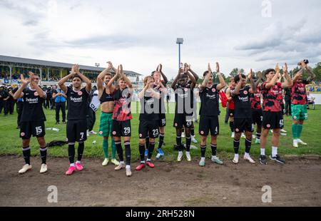 Leipzig, Deutschland. 13. Aug. 2023. Fußball: DFB Cup, Lok Leipzig - Eintracht Frankfurt, 1. Runde, Bruno Plache Stadion. Frankfurts Team nach dem Spiel. Kredit: Hendrik Schmidt/dpa - WICHTIGER HINWEIS: gemäß den Anforderungen der DFL Deutsche Fußball Liga und des DFB Deutscher Fußball-Bund ist es verboten, im Stadion aufgenommene Fotos und/oder das Spiel in Form von Sequenzbildern und/oder videoähnlichen Fotoserien zu verwenden oder verwenden zu lassen./dpa/Alamy Live News Stockfoto