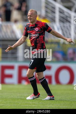 Leipzig, Deutschland. 13. Aug. 2023. Fußball: DFB Cup, Lok Leipzig - Eintracht Frankfurt, 1. Runde, Bruno Plache Stadion. Frankfurts Sebastian Rode wärmt sich auf. Kredit: Hendrik Schmidt/dpa - WICHTIGER HINWEIS: gemäß den Anforderungen der DFL Deutsche Fußball Liga und des DFB Deutscher Fußball-Bund ist es verboten, im Stadion aufgenommene Fotos und/oder das Spiel in Form von Sequenzbildern und/oder videoähnlichen Fotoserien zu verwenden oder verwenden zu lassen./dpa/Alamy Live News Stockfoto