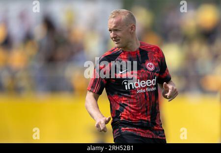 Leipzig, Deutschland. 13. Aug. 2023. Fußball: DFB Cup, Lok Leipzig - Eintracht Frankfurt, 1. Runde, Bruno Plache Stadion. Frankfurts Sebastian Rode wärmt sich auf. Kredit: Hendrik Schmidt/dpa - WICHTIGER HINWEIS: gemäß den Anforderungen der DFL Deutsche Fußball Liga und des DFB Deutscher Fußball-Bund ist es verboten, im Stadion aufgenommene Fotos und/oder das Spiel in Form von Sequenzbildern und/oder videoähnlichen Fotoserien zu verwenden oder verwenden zu lassen./dpa/Alamy Live News Stockfoto