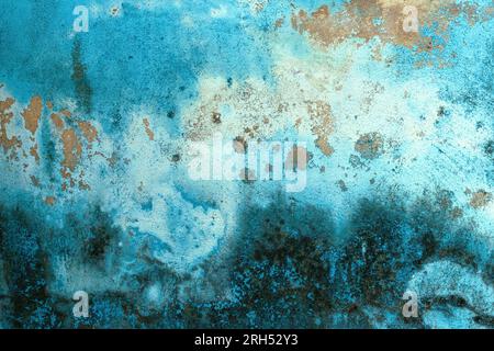 Blaue Farbe blättert von der alten Betonwand eines abgenutzten Hauses als Hintergrund und strukturiertes Designelement ab Stockfoto