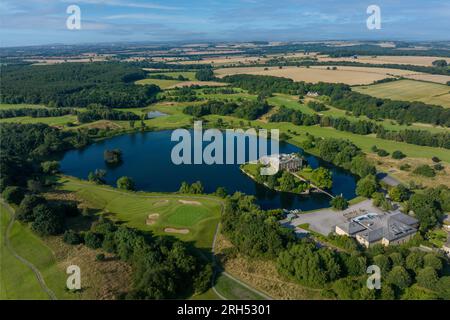 Wakefield, Walton Hall, Waterton Park Wakefield West Yorkshire. Luftaufnahme des historischen Gebäudes und der Insel an einem sonnigen Tag. Vereinigtes Königreich Stockfoto