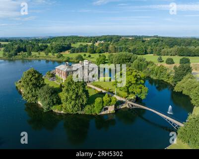 Wakefield, Walton Hall, Waterton Park Wakefield West Yorkshire. Luftaufnahme des historischen Gebäudes und der Insel an einem sonnigen Tag. Vereinigtes Königreich Stockfoto