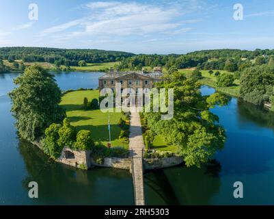 Wakefield, Walton Hall, Waterton Park Wakefield West Yorkshire. Luftaufnahme des historischen Gebäudes und der Insel an einem sonnigen Tag. Vereinigtes Königreich Stockfoto