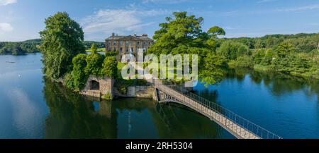 Wakefield, Walton Hall, Waterton Park Wakefield West Yorkshire. Luftaufnahme des historischen Gebäudes und der Insel an einem sonnigen Tag. Vereinigtes Königreich Stockfoto