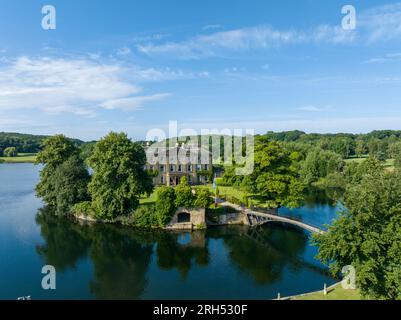 Wakefield, Walton Hall, Waterton Park Wakefield West Yorkshire. Luftaufnahme des historischen Gebäudes und der Insel an einem sonnigen Tag. Vereinigtes Königreich Stockfoto