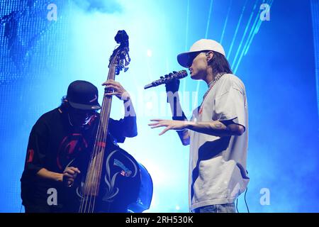 Irving, Usa. 12. Aug. 2023. Mexikanischer Rapper, Musiker und Sänger Hassan Emilio Kabande Laija, professionell bekannt als Peso Pluma, tritt während seiner Double P Tour im Pavillon in der Toyota Music Factory am Samstag, den 12. August 2023 in Irving, Texas, USA auf. (Foto: Javier Vicencio/Eyepix Group/NurPhoto) Guthaben: NurPhoto SRL/Alamy Live News Stockfoto