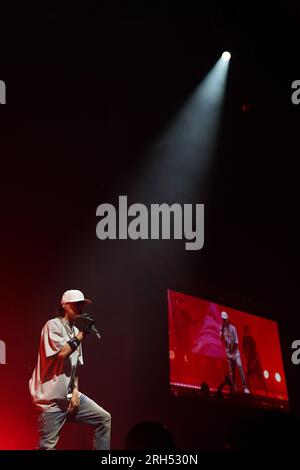 Irving, Usa. 12. Aug. 2023. Mexikanischer Rapper, Musiker und Sänger Hassan Emilio Kabande Laija, professionell bekannt als Peso Pluma, tritt während seiner Double P Tour im Pavillon in der Toyota Music Factory am Samstag, den 12. August 2023 in Irving, Texas, USA auf. (Foto: Javier Vicencio/Eyepix Group/NurPhoto) Guthaben: NurPhoto SRL/Alamy Live News Stockfoto