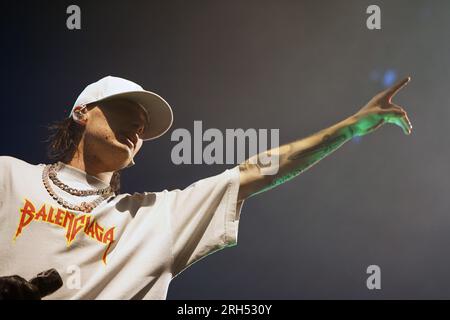 Irving, Usa. 12. Aug. 2023. Mexikanischer Rapper, Musiker und Sänger Hassan Emilio Kabande Laija, professionell bekannt als Peso Pluma, tritt während seiner Double P Tour im Pavillon in der Toyota Music Factory am Samstag, den 12. August 2023 in Irving, Texas, USA auf. (Foto: Javier Vicencio/Eyepix Group/NurPhoto)0 Kredit: NurPhoto SRL/Alamy Live News Stockfoto