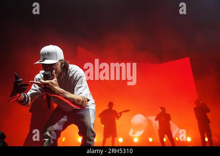 Irving, Usa. 12. Aug. 2023. Mexikanischer Rapper, Musiker und Sänger Hassan Emilio Kabande Laija, professionell bekannt als Peso Pluma, tritt während seiner Double P Tour im Pavillon in der Toyota Music Factory am Samstag, den 12. August 2023 in Irving, Texas, USA auf. (Foto: Javier Vicencio/Eyepix Group/NurPhoto)0 Kredit: NurPhoto SRL/Alamy Live News Stockfoto