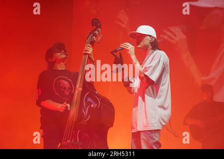 Irving, Usa. 12. Aug. 2023. Mexikanischer Rapper, Musiker und Sänger Hassan Emilio Kabande Laija, professionell bekannt als Peso Pluma, tritt während seiner Double P Tour im Pavillon in der Toyota Music Factory am Samstag, den 12. August 2023 in Irving, Texas, USA auf. (Foto: Javier Vicencio/Eyepix Group/NurPhoto) Guthaben: NurPhoto SRL/Alamy Live News Stockfoto
