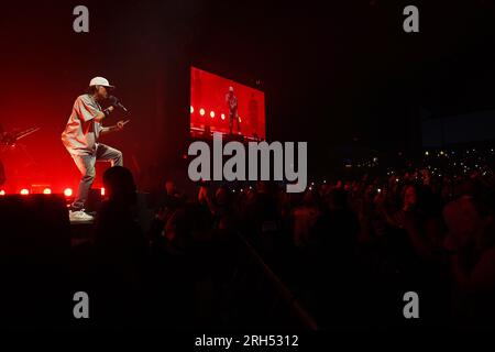 Irving, Usa. 12. Aug. 2023. Mexikanischer Rapper, Musiker und Sänger Hassan Emilio Kabande Laija, professionell bekannt als Peso Pluma, tritt während seiner Double P Tour im Pavillon in der Toyota Music Factory am Samstag, den 12. August 2023 in Irving, Texas, USA auf. (Foto: Javier Vicencio/Eyepix Group/NurPhoto)0 Kredit: NurPhoto SRL/Alamy Live News Stockfoto
