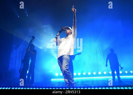 Irving, Usa. 12. Aug. 2023. Mexikanischer Rapper, Musiker und Sänger Hassan Emilio Kabande Laija, professionell bekannt als Peso Pluma, tritt während seiner Double P Tour im Pavillon in der Toyota Music Factory am Samstag, den 12. August 2023 in Irving, Texas, USA auf. (Foto: Javier Vicencio/Eyepix Group/NurPhoto)0 Kredit: NurPhoto SRL/Alamy Live News Stockfoto