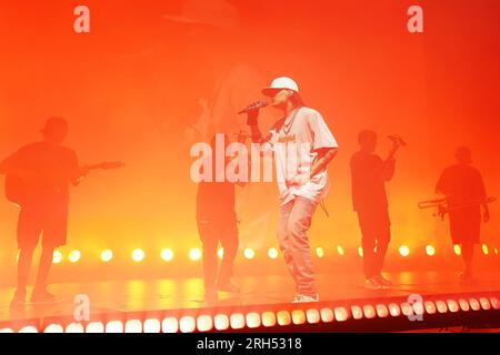 Irving, Usa. 12. Aug. 2023. Mexikanischer Rapper, Musiker und Sänger Hassan Emilio Kabande Laija, professionell bekannt als Peso Pluma, tritt während seiner Double P Tour im Pavillon in der Toyota Music Factory am Samstag, den 12. August 2023 in Irving, Texas, USA auf. (Foto: Javier Vicencio/Eyepix Group/NurPhoto)0 Kredit: NurPhoto SRL/Alamy Live News Stockfoto