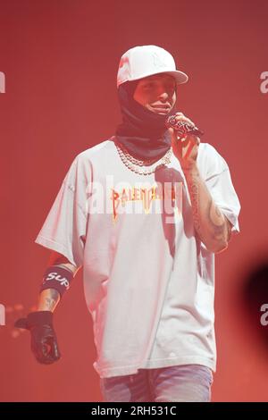 Irving, Usa. 12. Aug. 2023. Mexikanischer Rapper, Musiker und Sänger Hassan Emilio Kabande Laija, professionell bekannt als Peso Pluma, tritt während seiner Double P Tour im Pavillon in der Toyota Music Factory am Samstag, den 12. August 2023 in Irving, Texas, USA auf. (Foto: Javier Vicencio/Eyepix Group/NurPhoto) Guthaben: NurPhoto SRL/Alamy Live News Stockfoto