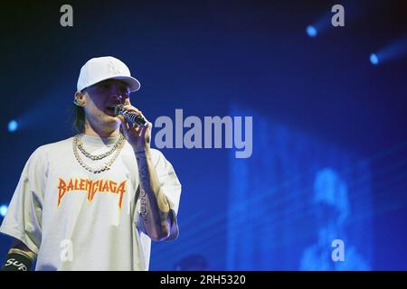 Irving, Usa. 12. Aug. 2023. Mexikanischer Rapper, Musiker und Sänger Hassan Emilio Kabande Laija, professionell bekannt als Peso Pluma, tritt während seiner Double P Tour im Pavillon in der Toyota Music Factory am Samstag, den 12. August 2023 in Irving, Texas, USA auf. (Foto: Javier Vicencio/Eyepix Group/NurPhoto) Guthaben: NurPhoto SRL/Alamy Live News Stockfoto