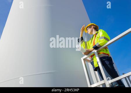 Ingenieur, professionelle Technikerin, Frau, die im Service arbeitet, Windturbine, nachhaltiger Ökostrom, Energieerzeuger aus der Natur Stockfoto