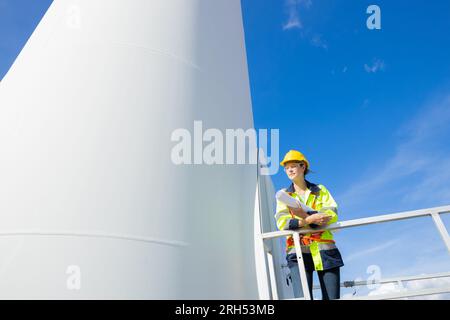 Ingenieur, professionelle Technikerin, Frau, die im Service arbeitet, Windturbine, nachhaltiger Ökostrom, Energieerzeuger aus der Natur Stockfoto