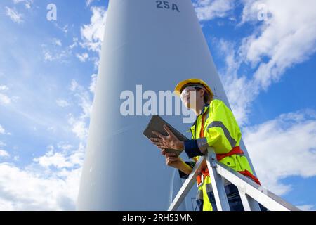 Ingenieur, professionelle Technikerin, Frau, die im Service arbeitet, Windturbine, nachhaltiger Ökostrom, Energieerzeuger aus der Natur Stockfoto