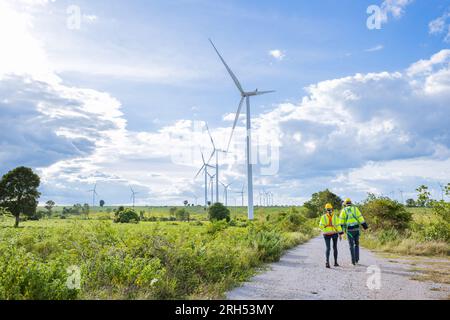 Rückansicht der Techniker Service Team arbeitet Wartung Windturbinenfarm schöne Sommersaison Stockfoto