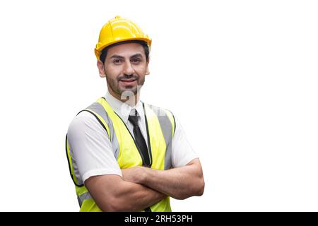 lateinamerikanischer Ingenieurforeman, der lächelt. Glücklicher Arbeiter in einem Schutzhelm, der wie eine Kamera aussieht, selbstbewusster Arm auf weißem Hintergrund mit Clipping p gekreuzt Stockfoto