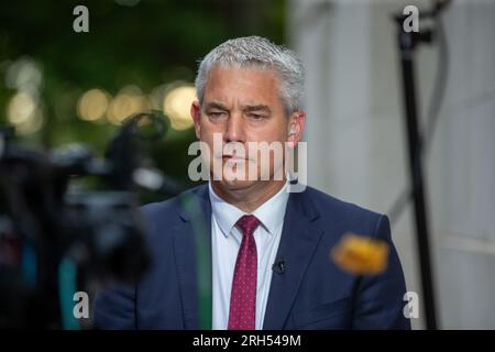 London, Vereinigtes Königreich. August 14 2023. Der Staatssekretär für Gesundheit und Soziales Steve Barclay ist in Westminster während der morgendlichen Medienrunde zu sehen. Kredit: Tayfun Salci / Alamy Live News Stockfoto